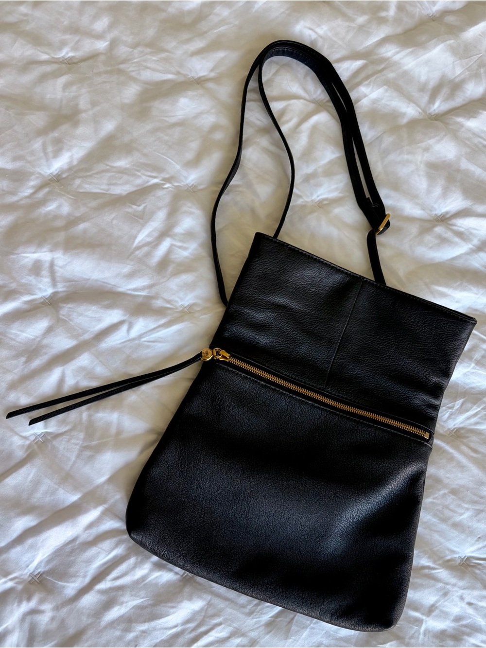 Hobo Draft Crossbody Bag in Pebbled Leather - Picture 2 of 12
